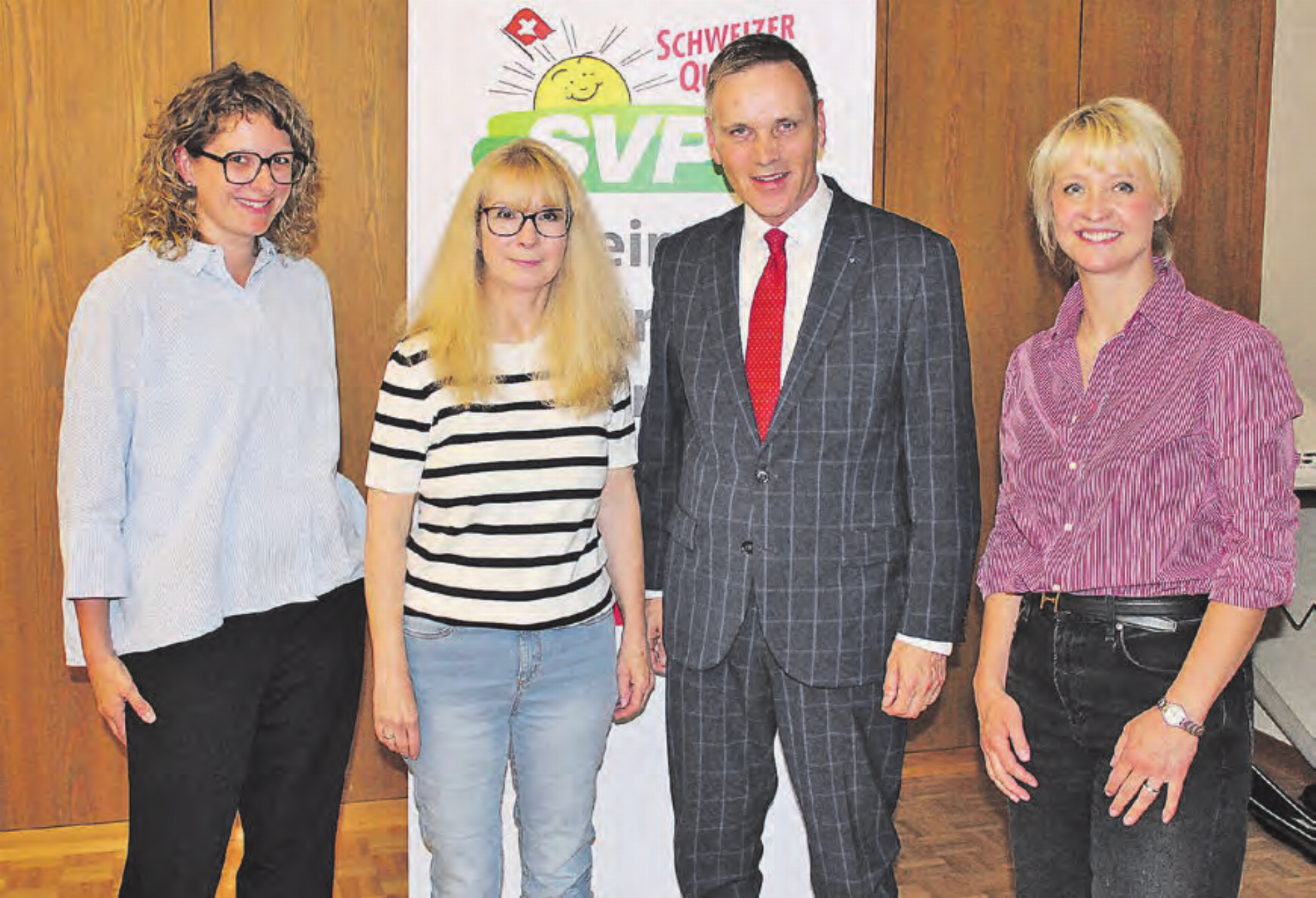 Engagierte Frauen mit Landstatthalter Jean-Pierre Gallati: Jacqueline Hächler, Kandidatin Bezirksgericht, Jacqueline Hausmann, Gemeindeammann Holziken, Jean-Pierre Gallati und Barbara Borer-Mathys, Grossrätin und Präsidentin der Ortspartei (v.l.). (Bild: zVg.) - Das Bild wird blockiert. – Möglicherweise durch einen aktiven Adblocker.