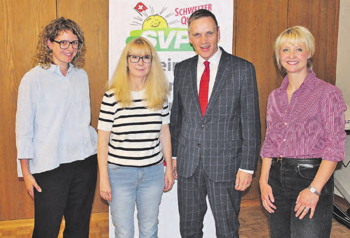 Engagierte Frauen mit Landstatthalter Jean-Pierre Gallati: Jacqueline Hächler, Kandidatin Bezirksgericht, Jacqueline Hausmann, Gemeindeammann Holziken, Jean-Pierre Gallati und Barbara Borer-Mathys, Grossrätin und Präsidentin der Ortspartei (v.l.). (Bild: zVg.)