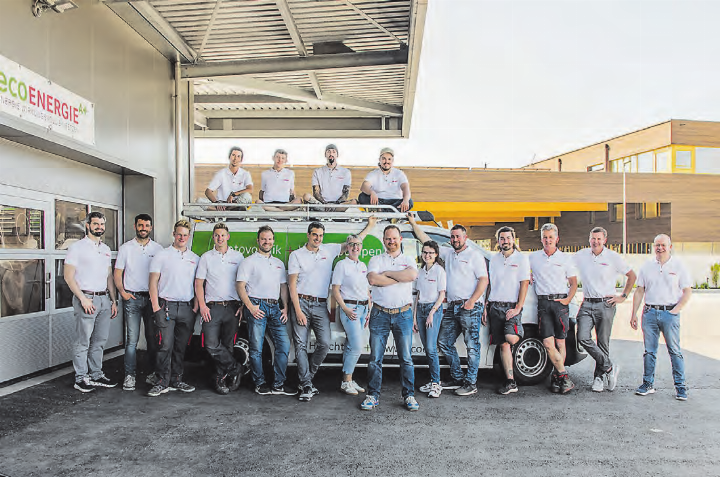 Voller Energie für Batteriespeicher, E-Mobilität, Photovoltaik und Wärmepumpen: Das Team der eco energie a plus ag in Hirschthal. (Bild zVg.)