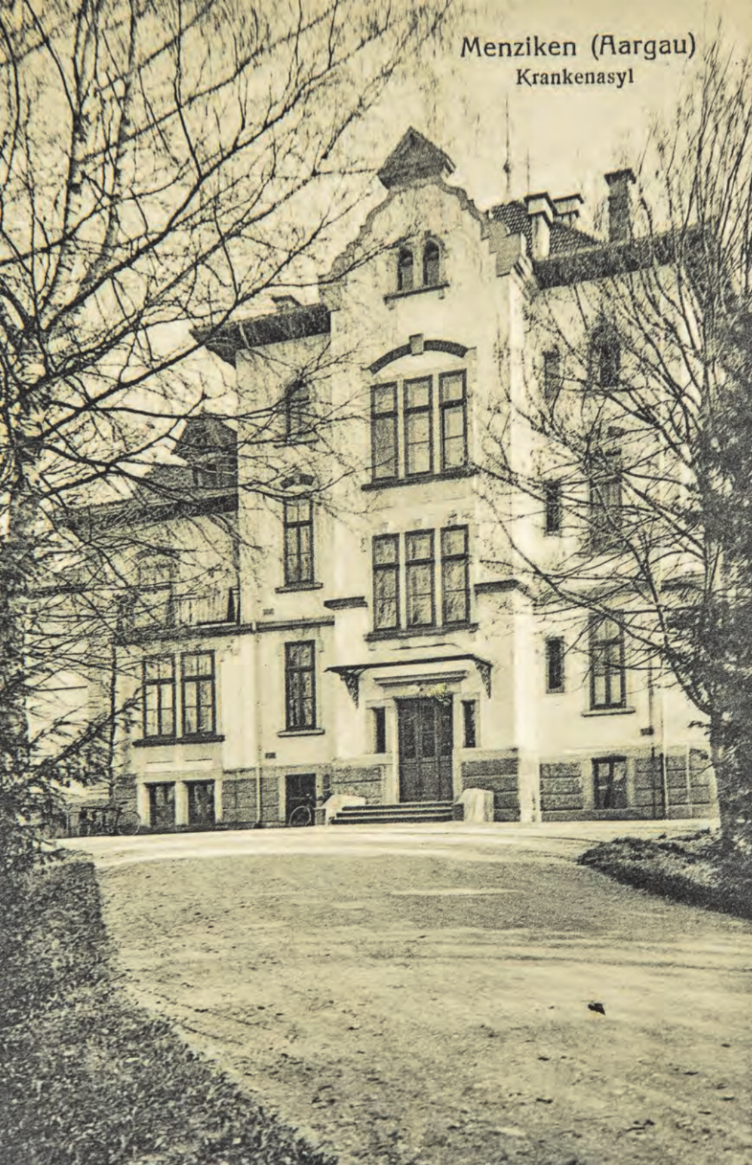 Über 100 Jahre Geschichte zeigen nebst den Entwicklungen in der Gesundheitsversorgung auch architektonische Veränderungen im Laufe der Jahre. (Bilder: zVg.) Über 100 Jahre Geschichte zeigen nebst den Entwicklungen in der Gesundheitsversorgung auch architektonische Veränderungen im Laufe der Jahre. (Bilder: zVg.)