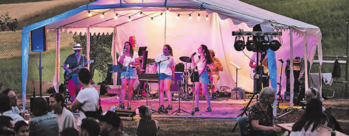 Im stimmungsvollen Ambiente der Badi Dürrenäsch begeisterten «Melodic Melly» das Publikum mit zahlreichen Coversongs. (Bild: zVg.)