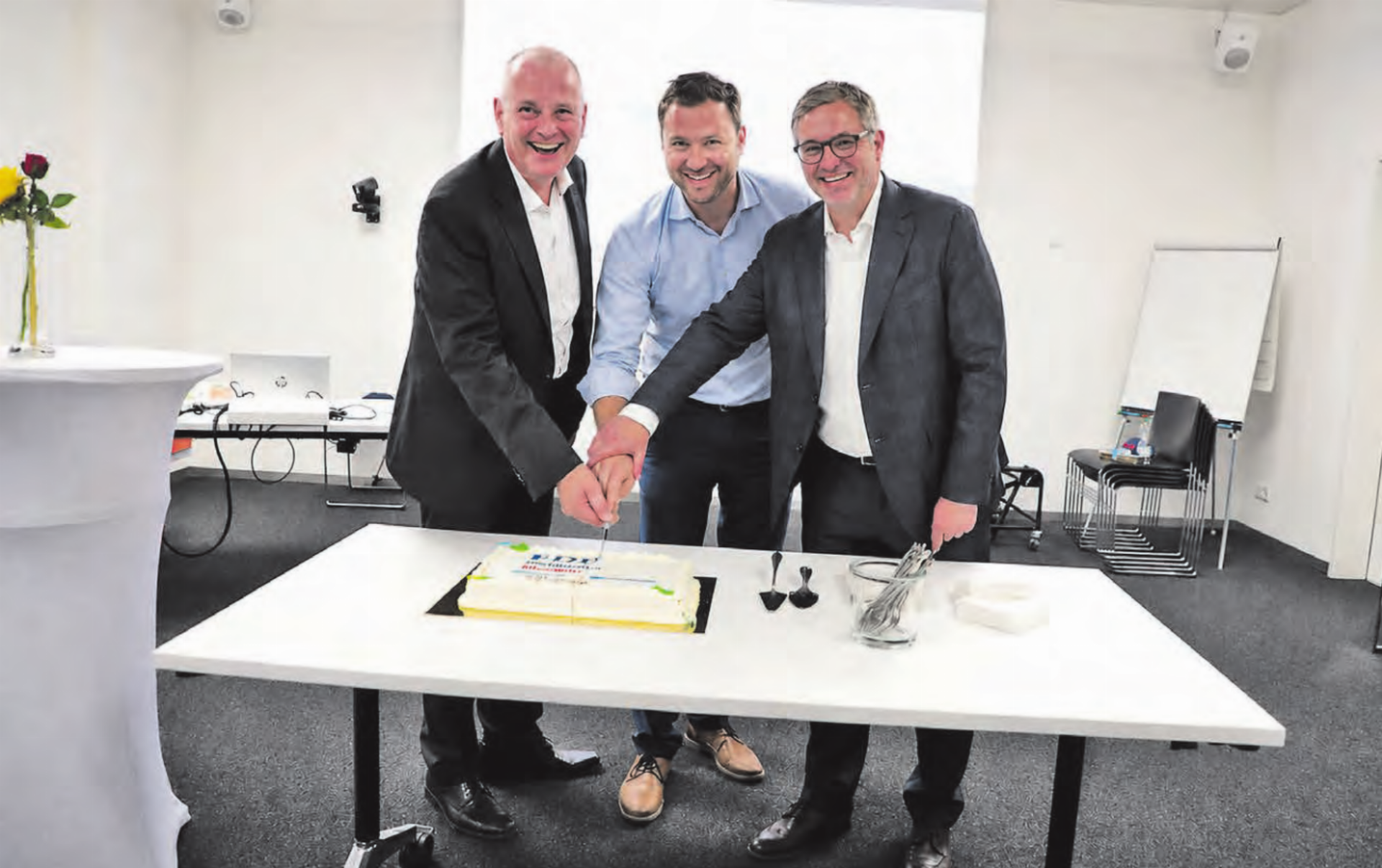 Kein radikaler Schnitt, sondern nur einer durch die Geburtstagstorte der FDP Menziken: (v.l.) Landammann Stephan Attiger, Grossrat Adrian Meier, Präsident der FDP Menziken sowie Peter Fischer, Verwaltungsratspräsident der Fischer Reinach AG. (Bild: Remo Conoci) - Das Bild wird blockiert. – Möglicherweise durch einen aktiven Adblocker.