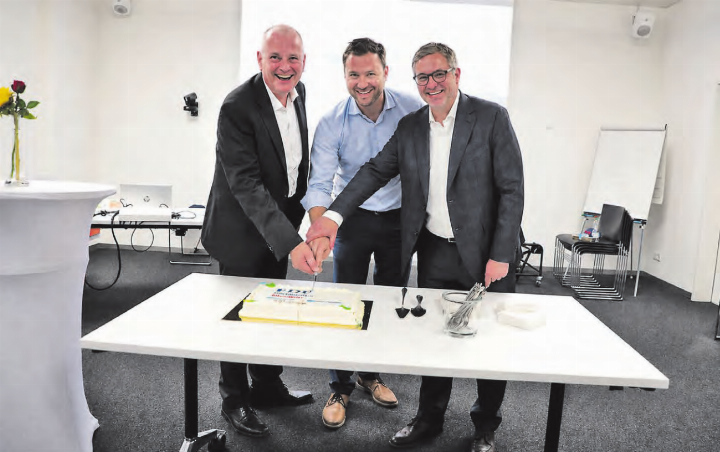 Kein radikaler Schnitt, sondern nur einer durch die Geburtstagstorte der FDP Menziken: (v.l.) Landammann Stephan Attiger, Grossrat Adrian Meier, Präsident der FDP Menziken sowie Peter Fischer, Verwaltungsratspräsident der Fischer Reinach AG. (Bild: Remo Conoci)