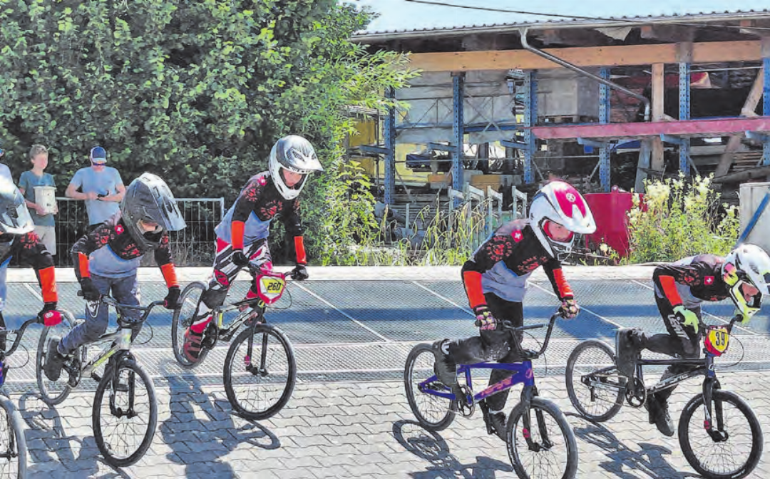 Sicherheit geht vor. Auf die Rennstrecke durften die Biker trotz Hitze nur in Vollmontur. Sicherheit geht vor. Auf die Rennstrecke durften die Biker trotz Hitze nur in Vollmontur.