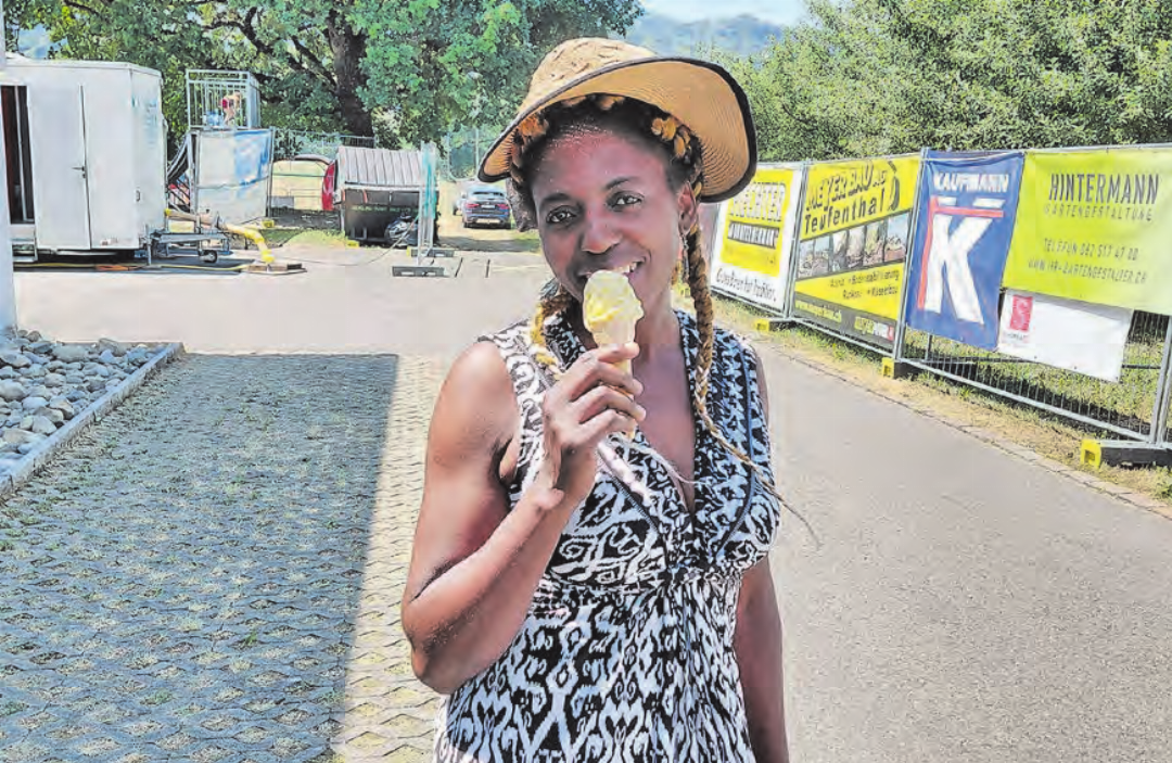Hut und Soft-Ice – zwei hilfreiche Utensilien bei dieser Hitze. Hut und Soft-Ice – zwei hilfreiche Utensilien bei dieser Hitze.