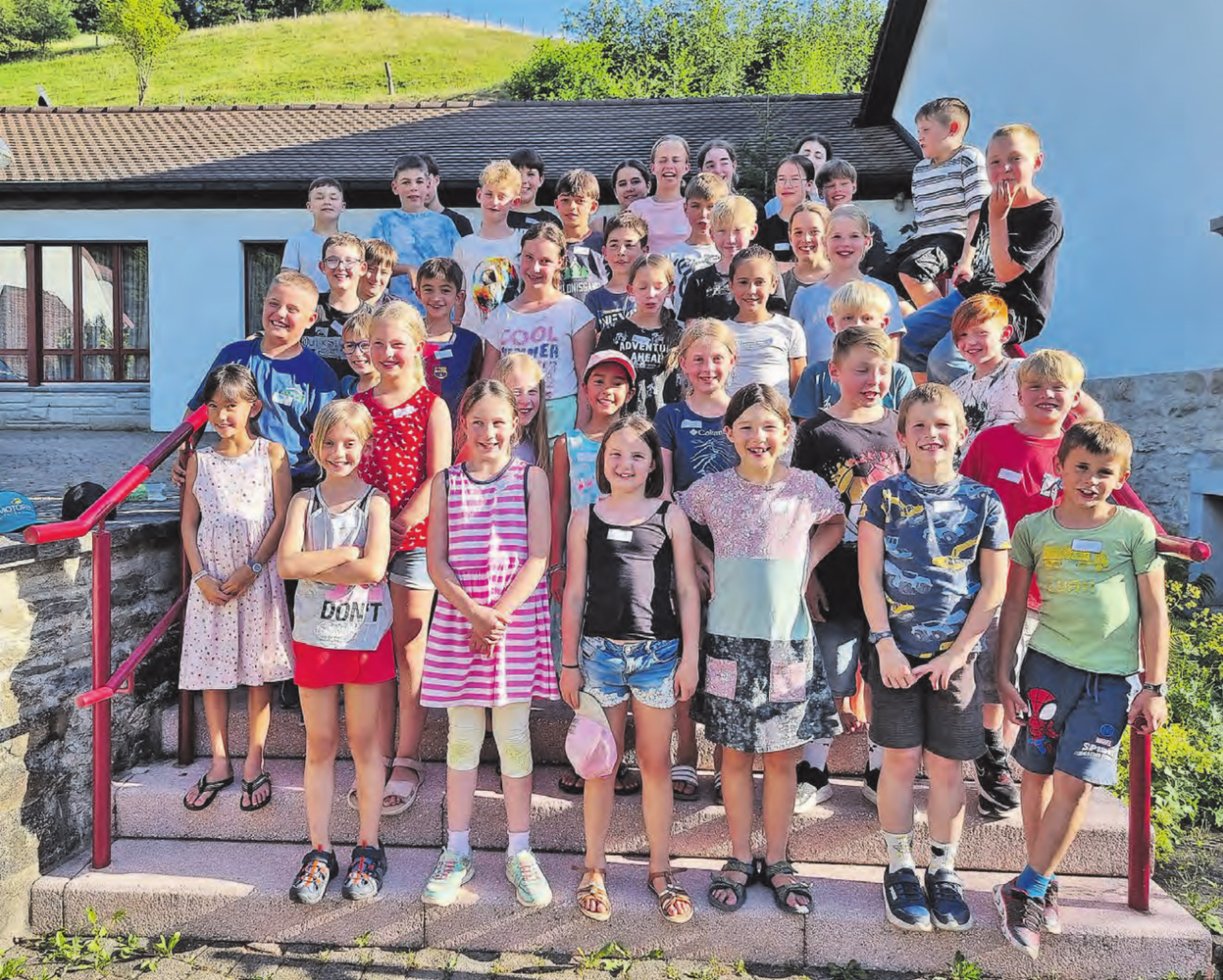 Strahlten mit der Sonne um die Wette: Die Kinder des Rueder Religionsunterrichts. (Bild: zVg.) - Das Bild wird blockiert. – Möglicherweise durch einen aktiven Adblocker.