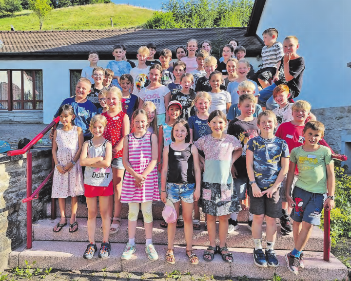 Strahlten mit der Sonne um die Wette: Die Kinder des Rueder Religionsunterrichts. (Bild: zVg.)