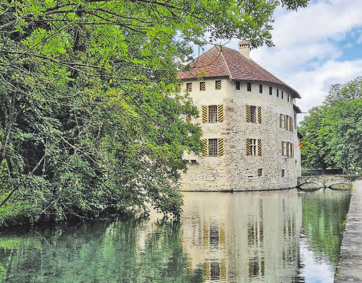 Die Radtour beginnt beim schönen Schloss Hallwyl in Seengen. (Bild: Melanie Köchli)