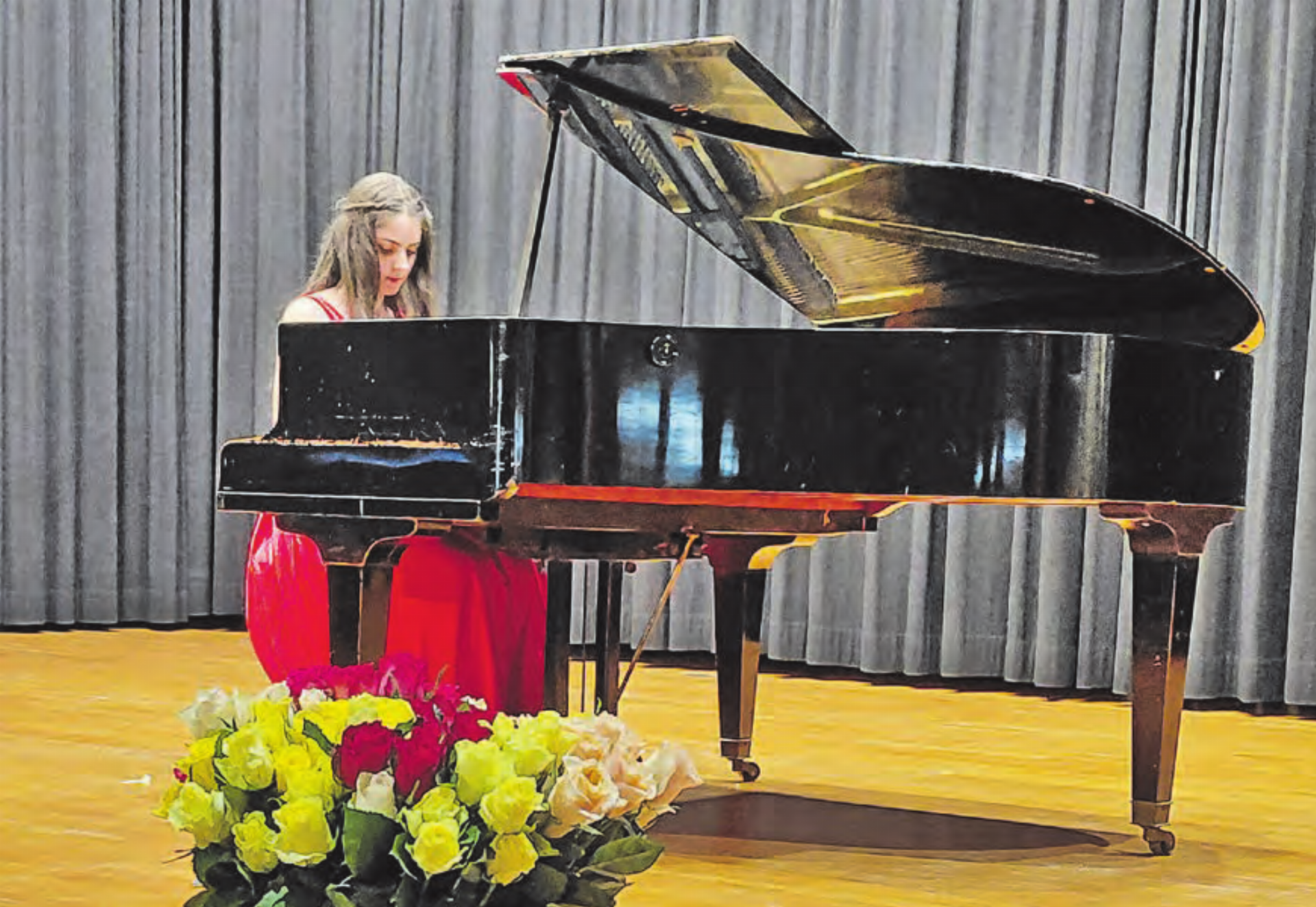 Martina Longobardi spielte am Piano den Hit «Sarà perché ti amo» von Ricchi e Poveri. (Bilder: Roland Marti) - Das Bild wird blockiert. – Möglicherweise durch einen aktiven Adblocker.
