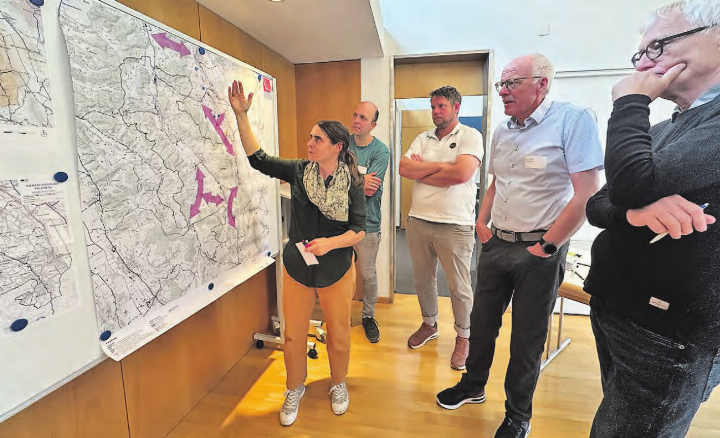 Mitwirkung erwünscht: Die Kenntnisse der lokalen Gegebenheiten sind bei der Optimierung des Velonetzes sehr wertvoll. (Bild: Helen Dietsche) Mitwirkung erwünscht: Die Kenntnisse der lokalen Gegebenheiten sind bei der Optimierung des Velonetzes sehr wertvoll. (Bild: Helen Dietsche)