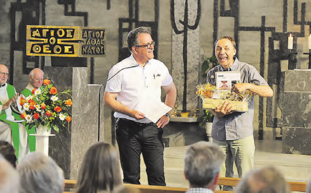 Henryk Rihm freute sich sichtlich über das Geschenk samt Spitzbube. Henryk Rihm freute sich sichtlich über das Geschenk samt Spitzbube.