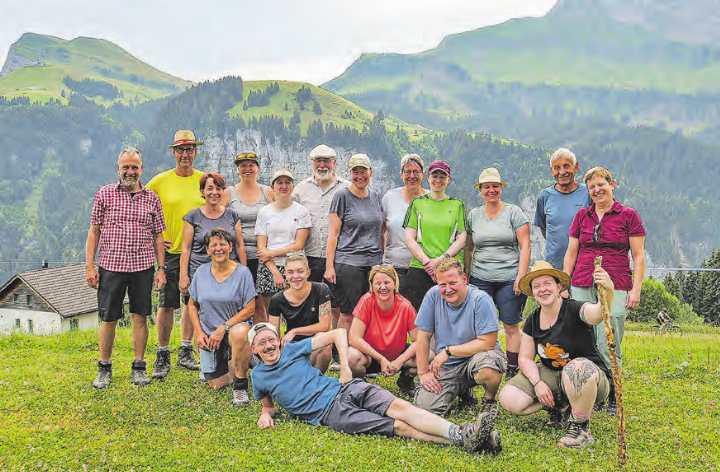 Die Theatergesellschaft Schwarzenbach genoss trotz Hitze die gemeinsame Wanderung auf der Klewenalp. (Bild: zVg.)