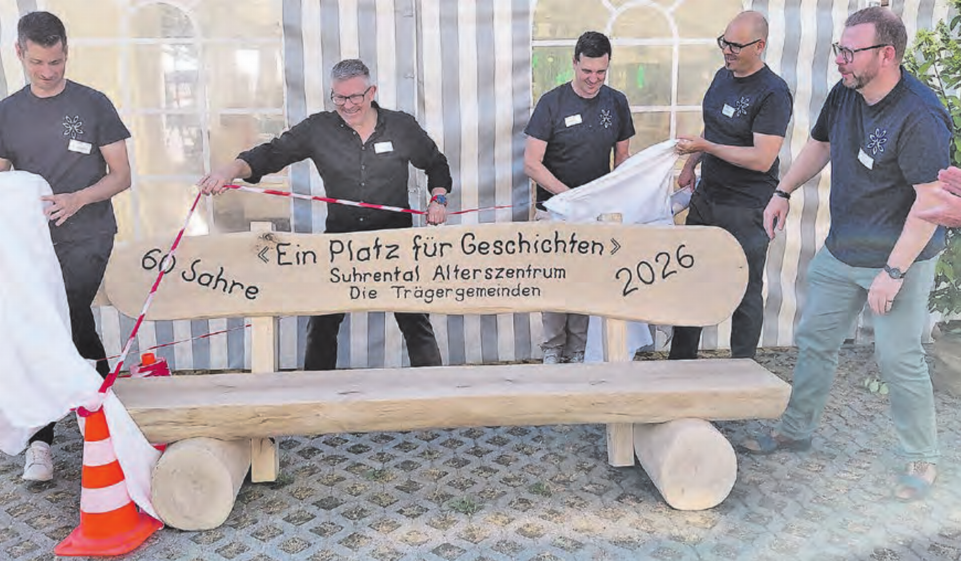 Der Verwaltungsrat und Geschäftsführer Jürgen Gaulke (rechts) enthüllen die von den Trägervereinen gestiftete Bank. - Das Bild wird blockiert. – Möglicherweise durch einen aktiven Adblocker.