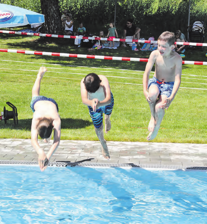 Ab ins kühle Nass: Mit dem FerienPass kommen Kinder und Jugendliche unbeschwert zur nächsten Badi. (Bild: Roland Marti)