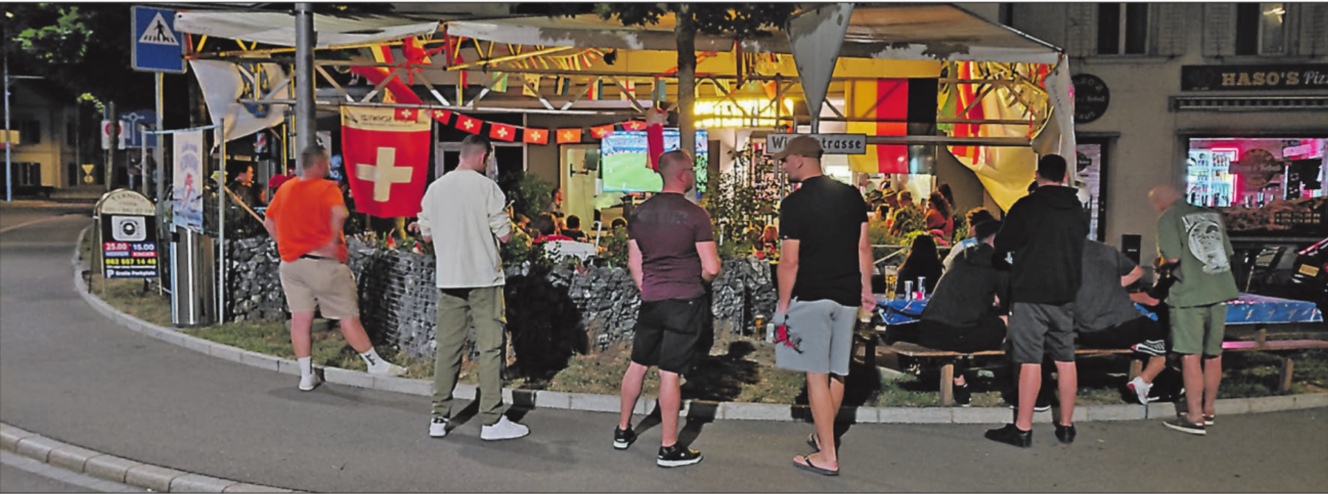 Zaungäste vor der Mystery Bar in Reinach. (Bilder: Roland Marti) - Das Bild wird blockiert. – Möglicherweise durch einen aktiven Adblocker.