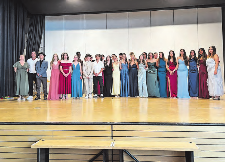 Blicken mit Zuversicht der Zukunft entgegen: Die Schülerinnen und Schüler der Abschlussklassen. (Bilder: zVg.)