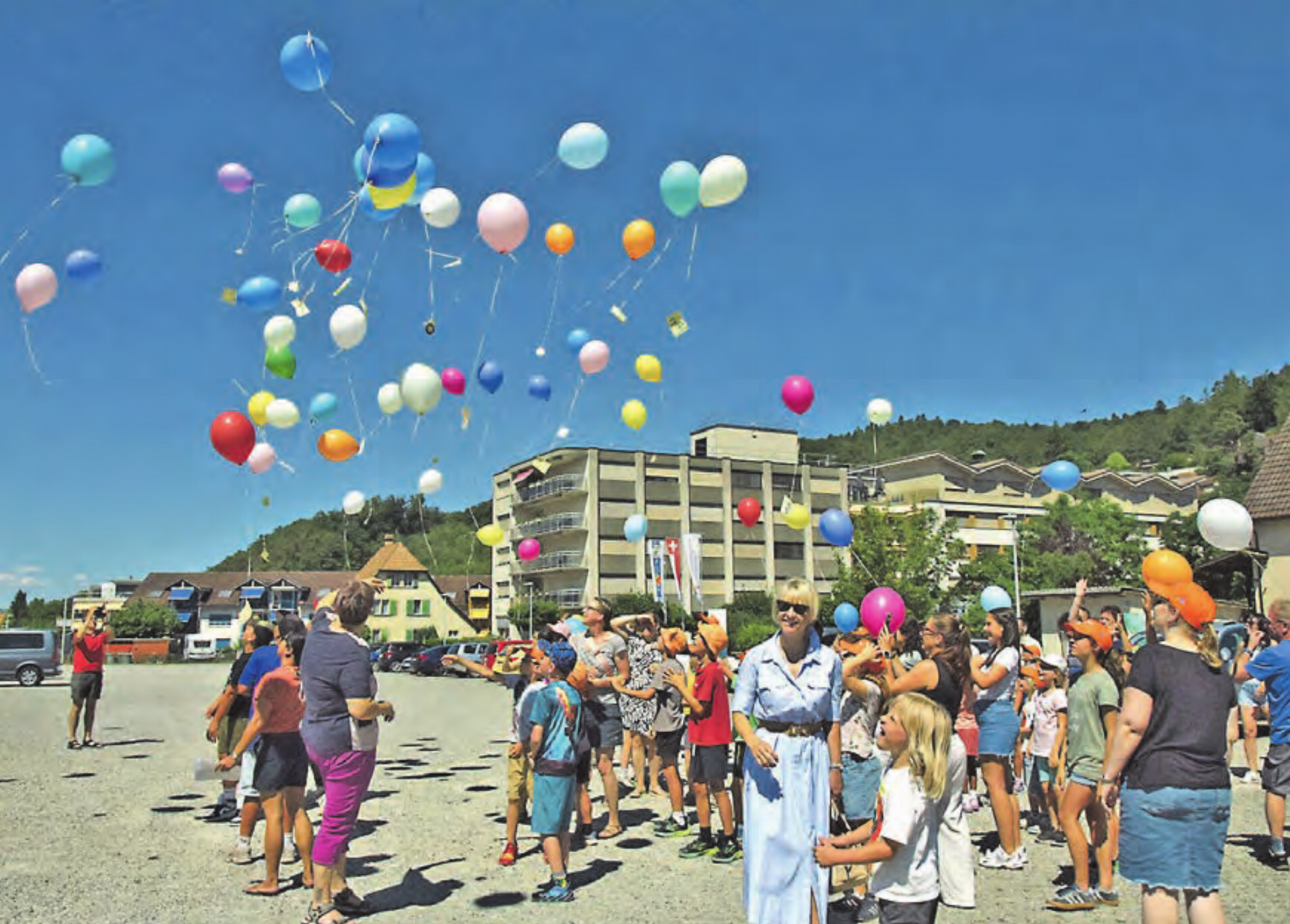 Über 50 bunte Ballone stiegen in den Himmel: Die Erforschung des Himmelszeltes wurde farbig und bunt gestaltet, und so sollte auch das Schlussbild werden. - Das Bild wird blockiert. – Möglicherweise durch einen aktiven Adblocker.