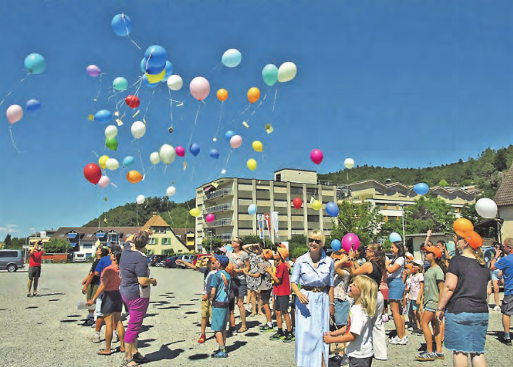 Über 50 bunte Ballone stiegen in den Himmel: Die Erforschung des Himmelszeltes wurde farbig und bunt gestaltet, und so sollte auch das Schlussbild werden.