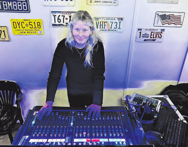 Mitten im Moment: Astrid Furrer begeistert sich für die Arbeit am Ton-Mischpult. (Bild: zVg.) Mitten im Moment: Astrid Furrer begeistert sich für die Arbeit am Ton-Mischpult. (Bild: zVg.)