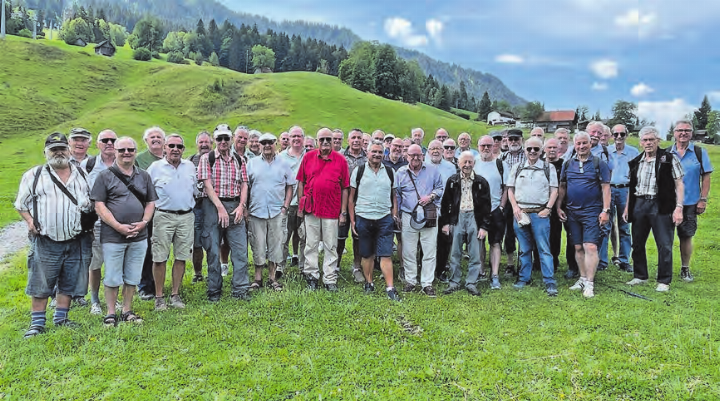 Voller Vorfreude auf die Gondelfahrt stellten sich die Männer zum Gruppenfoto auf. (Bild: zVg.)