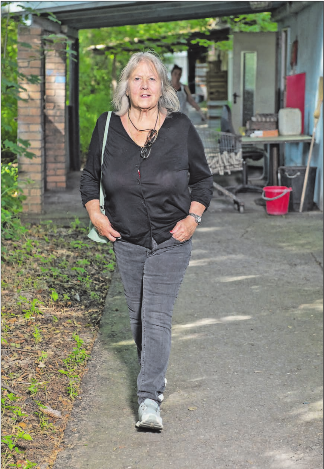 Anna Lisa Läubli auf einem Rundgang durch das Firmengelände. Dieses liegt ausserhalb des Dorfes in einem Wald. Anna Lisa Läubli auf einem Rundgang durch das Firmengelände. Dieses liegt ausserhalb des Dorfes in einem Wald.