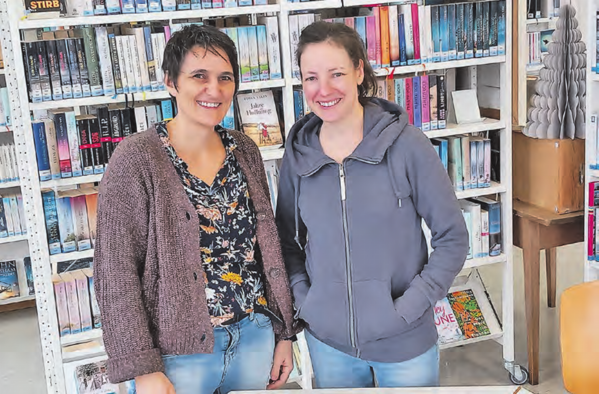 Herzlich willkommen: Bibliotheksleiterin Simone Huber und Mitarbeiterin Sarah Neyer freuen sich auf mögliche neue Gesichter. (Bilder: zVg.) - Das Bild wird blockiert. – Möglicherweise durch einen aktiven Adblocker.
