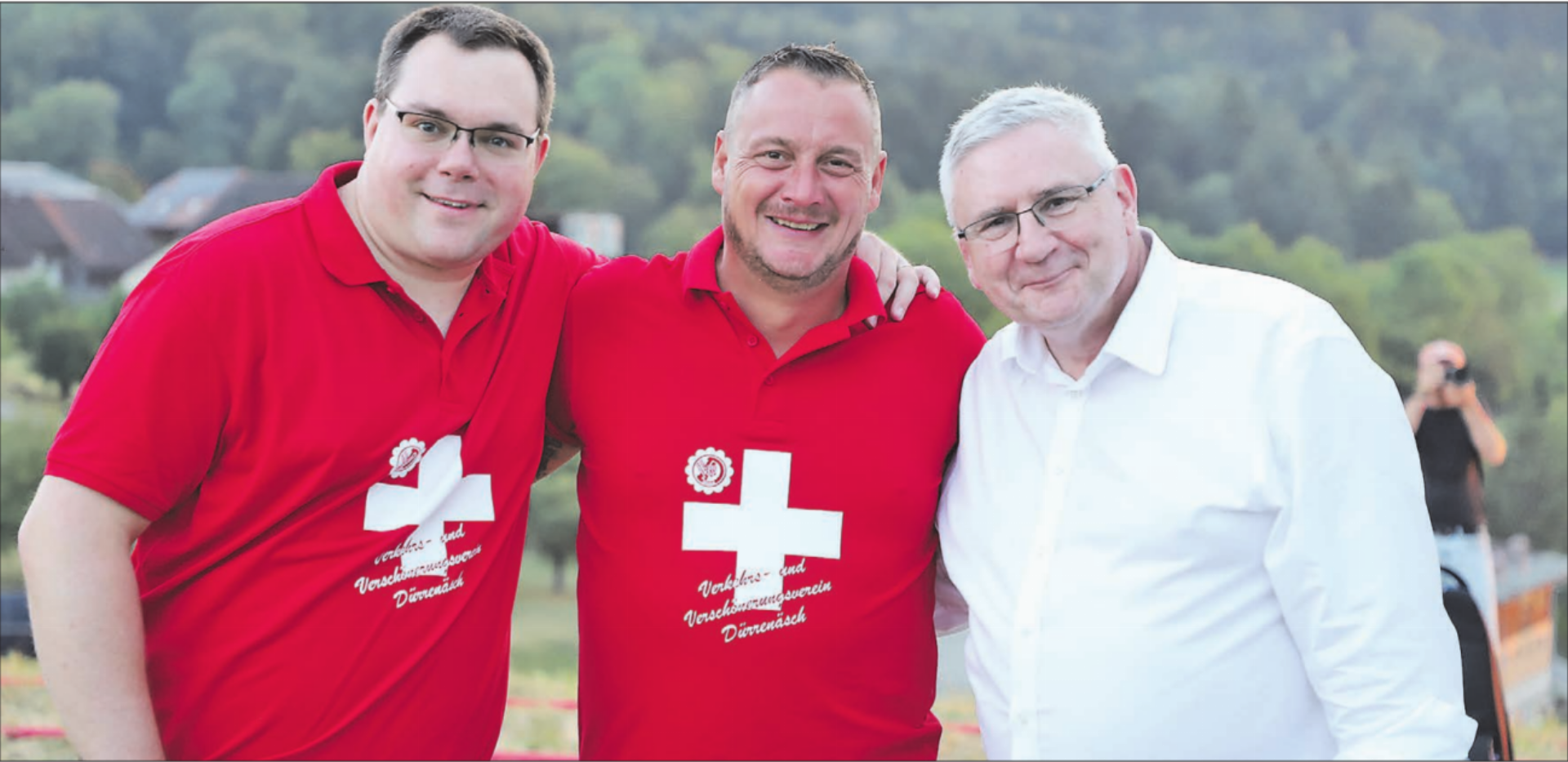 Sie blicken auf einen gelungenen 1. August-Anlass auf dem Dürrenäscher Chnübel zurück: Die Vertreter des Verkehrs- und Verschönerungsverein Dürrenäsch, Yves Bolliat (Präsident), Christian Käser (OK-Chef) und Festredner Andreas Glarner. (v.l.) (Bilder: Remo Conoci) - Das Bild wird blockiert. – Möglicherweise durch einen aktiven Adblocker.
