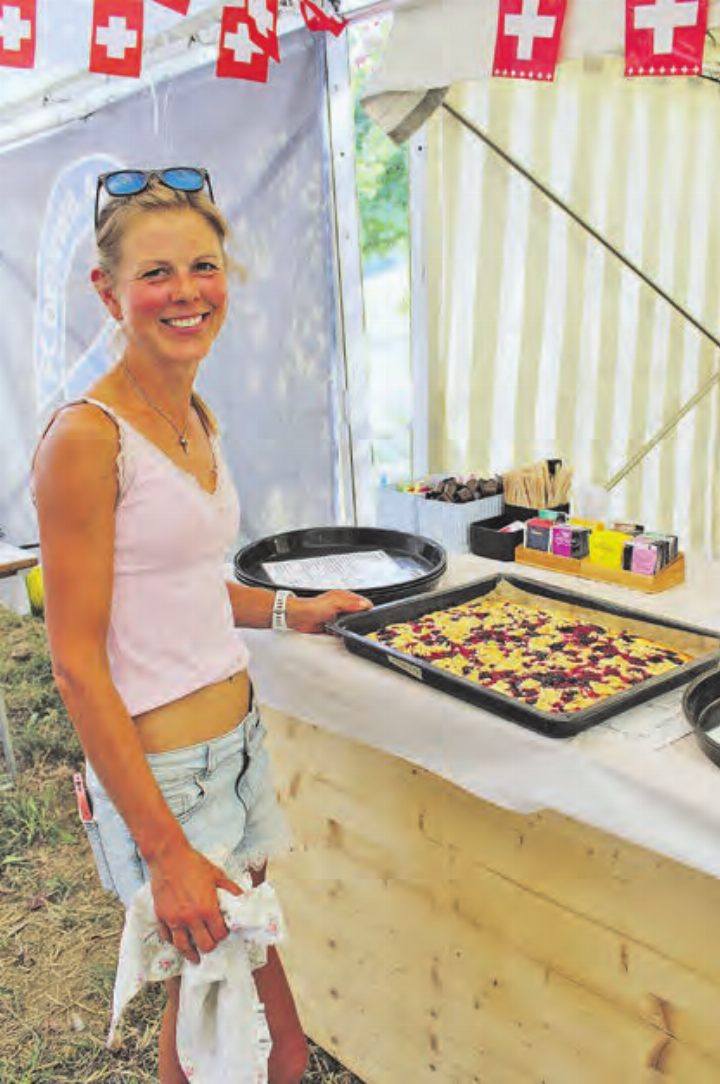 Viele Freiwillige haben trotz der hohen Temperaturen gebacken.