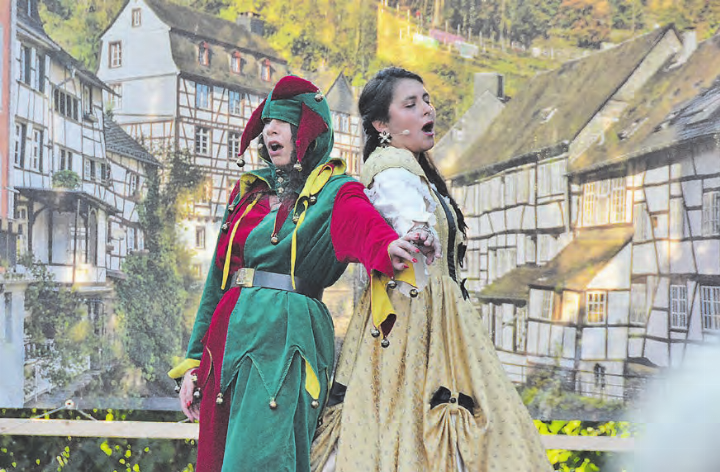 Mezzosopranistin Felicitas Brunke als Gauklerin (links) und Sopranistin Camila Meneses als angehende Opernsängerin. Mezzosopranistin Felicitas Brunke als Gauklerin (links) und Sopranistin Camila Meneses als angehende Opernsängerin.