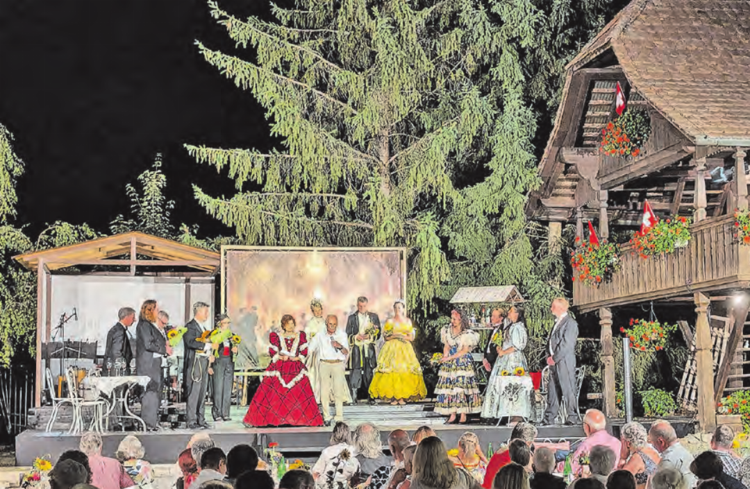 Der Wein wird in mehreren Liedern besungen – hier von Tenor Ruben Banzer im Bild des Wiener Praters. (Bilder: Annemarie Keusch) Der Wein wird in mehreren Liedern besungen – hier von Tenor Ruben Banzer im Bild des Wiener Praters. (Bilder: Annemarie Keusch)