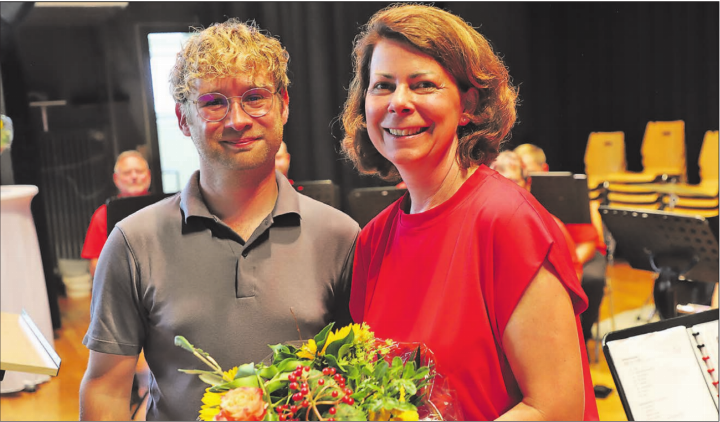 Sie sprachen an der Oberkulmer Bundesfeier zur Gemeinschaft: Die Präsidentin des Regionalverbandes «aargauSüd regio», Karin Faes mit Gemeinderat Michael Maurer.