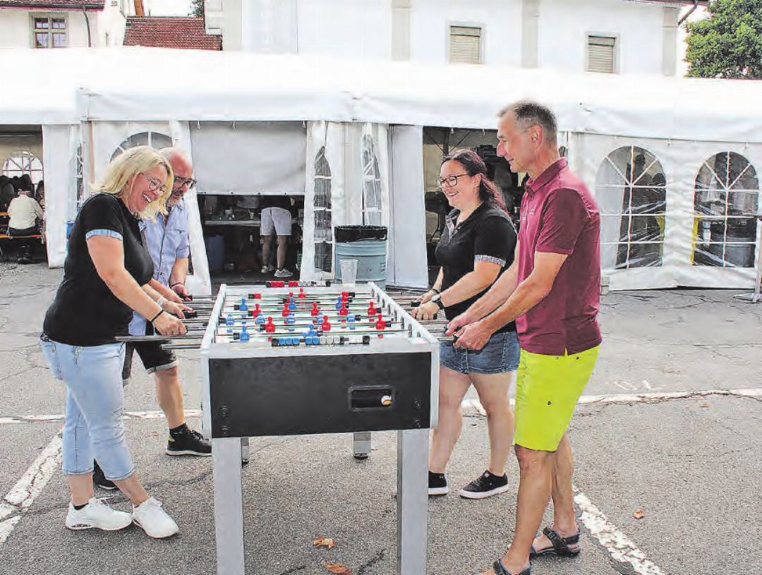 Tischfussball oder Töggeli-Chaschte? Egal, Hauptsache die vier Könner auf dem Spielfeld haben Spass. Tischfussball oder Töggeli-Chaschte? Egal, Hauptsache die vier Könner auf dem Spielfeld haben Spass.