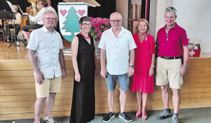 Freuen sich über die gelungene Bundesfeier: (v.l.) Kuko-Mitglied Kurt Kaufmann, Festrednerin und Grossrätin Colette Basler, Kuko-Präsident Bruno Hartmann, Frau Gemeindeammann Renate Gautschy, Hauswart-Jubilar Konrad Hug. (Bild: Roland Marti)
