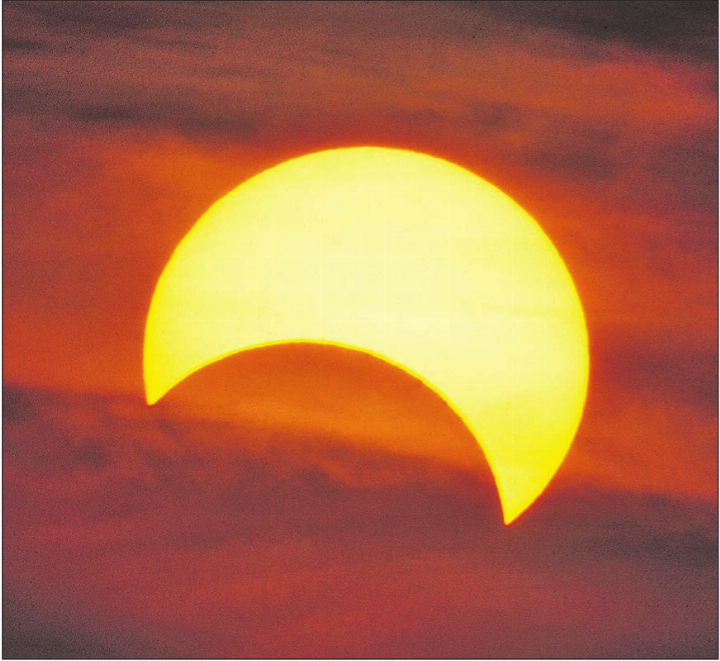 Sonnenfinsternis Untergang: Bei Sonnenuntergang wird die Sonne immer noch zu rund 40% bedeckt sein und wird bei klarem Himmel als rote untergehende Sonnensichel einen spektakulären Anblick bieten. (Bild: Andreas Walker)