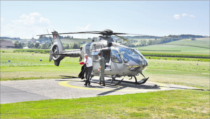 Ankunft von Bundespräsident Guy Parmelin am Mittwoch mit dem Armeehubschrauber. (Bilder: Martin Sommerhalder)