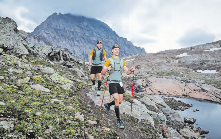 Auf steinigen Wegen: Lukas Morgenthaler und Fabian Hauri überqueren den Lötschenpass. Auf steinigen Wegen: Lukas Morgenthaler und Fabian Hauri überqueren den Lötschenpass.