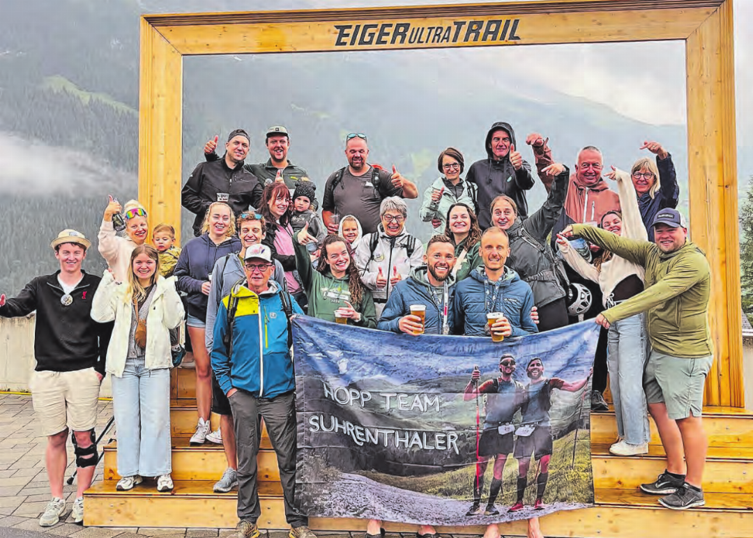 In der Mitte von Freunden und dem Supportteam: Lukas Morgenthaler und Fabian Hauri (Mitte) freuen sich über ihren grandiosen Erfolg im Eiger Ultratrail 2026. (Bilder: zVg.) In der Mitte von Freunden und dem Supportteam: Lukas Morgenthaler und Fabian Hauri (Mitte) freuen sich über ihren grandiosen Erfolg im Eiger Ultratrail 2026. (Bilder: zVg.)