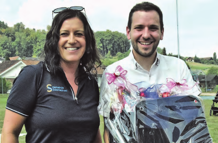 Erzeugnisse aus dem Ruedertal: Uriel Seibert freut sich sichtlich über das Geschenk von Frau Gemeindeammann Marliese Loosli.
