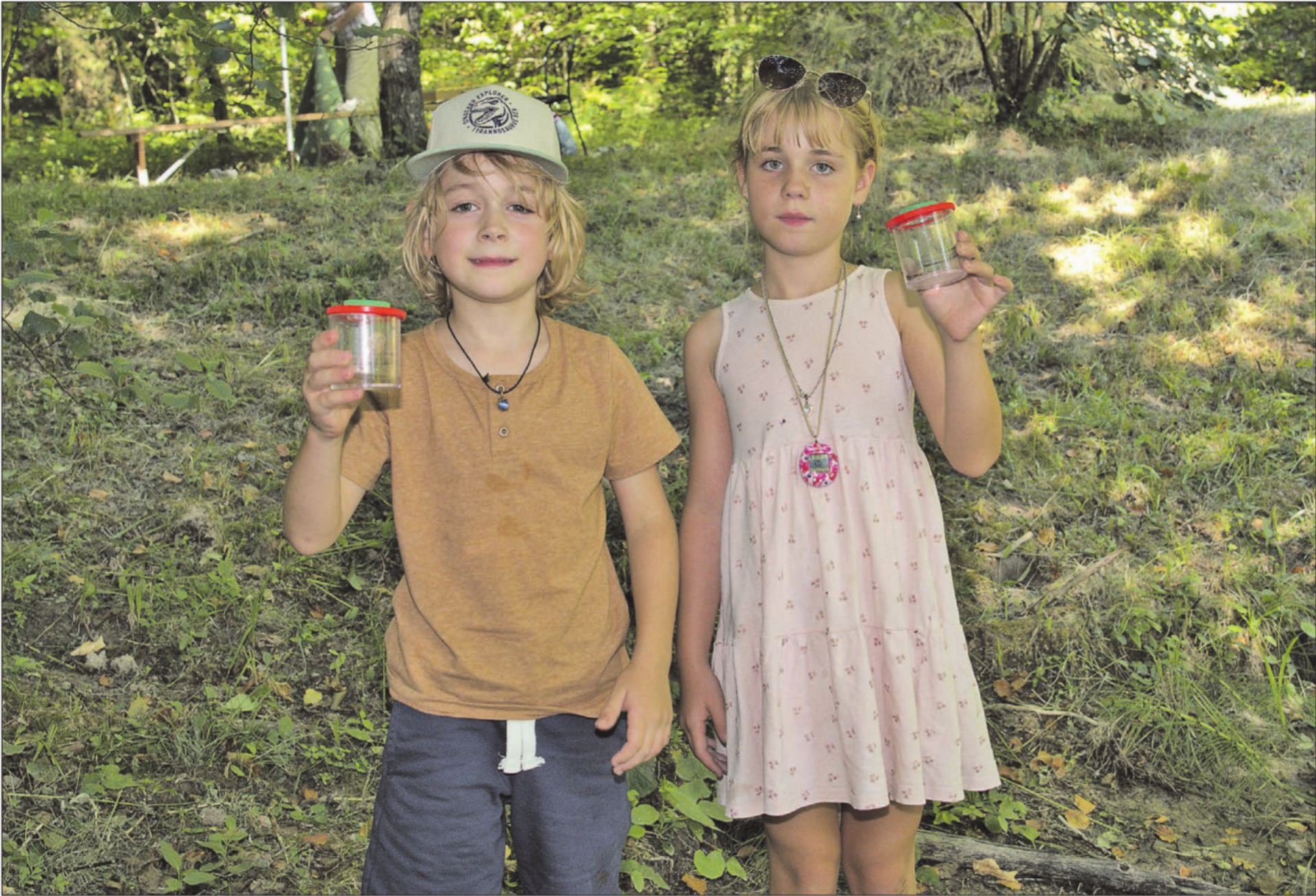 Diese beiden Kinder untersuchen mit ihrer Becherlupe das Wasser aus dem Weiher. (Bilder: Kathrin Aerni) - Das Bild wird blockiert. – Möglicherweise durch einen aktiven Adblocker.