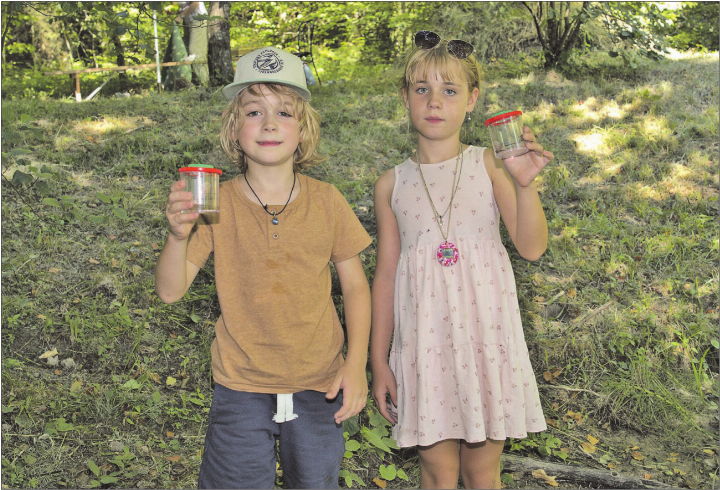 Diese beiden Kinder untersuchen mit ihrer Becherlupe das Wasser aus dem Weiher. (Bilder: Kathrin Aerni) Diese beiden Kinder untersuchen mit ihrer Becherlupe das Wasser aus dem Weiher. (Bilder: Kathrin Aerni)