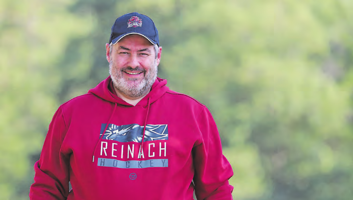 Thomas Graber, der neue Präsident von Hockey Reinach, wirbelt im Hintergrund und setzt auf die Unterstützung von lokalen Partnern. (Bild: zVg.)
