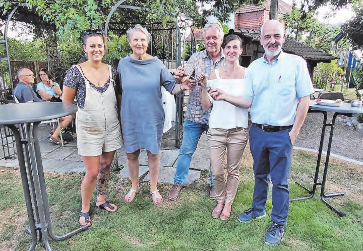 Feierliche Schlüsselübergabe: (v.r.) Die neuen Gastgeber Bernd Georgi und Anja Arnold, Felix und Ursi Matthias mit Tochter Martina Preite. (Bilder: Roland Marti) Auch das Küchen- und Serviceteam, das die beiden aus Schlierbach mitgebracht haben, war im Einsatz. Die Mitarbeitenden wirkten bestens eingespielt und umsorgten die Gäste aufmerksam.
