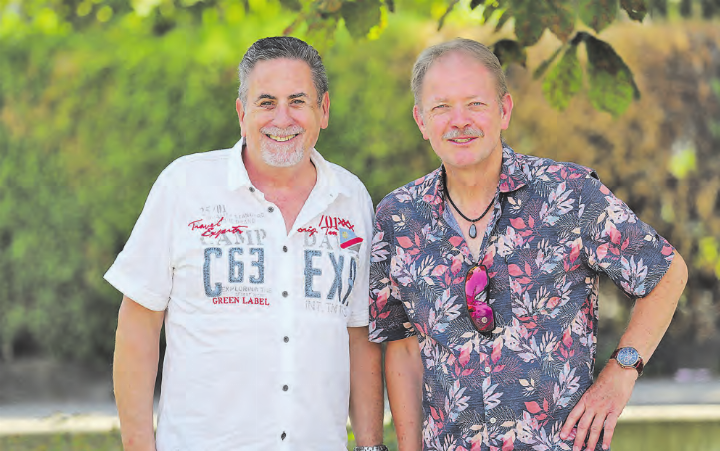 Mit Freude an der Musik: Hans-Peter Urech vom Verkehrs- und Verschönerungsverein Reinach (l.) würdigt in der neuesten Ausgabe von «Musig us aargauSüd» das Schaffen von Altmeister Ruedi Lehnherr. (Bild: Remo Conoci)