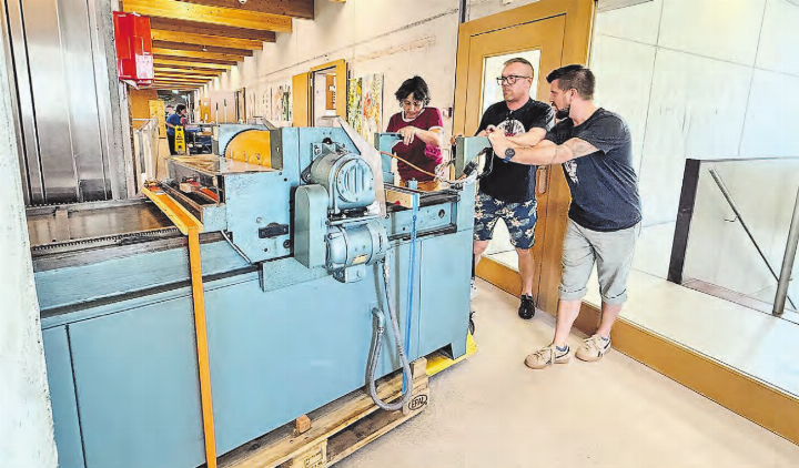 Das Team der Druckerei im Einsatz mit der 1’200 kg schweren Druckmaschine. (Bilder: zVg.)
