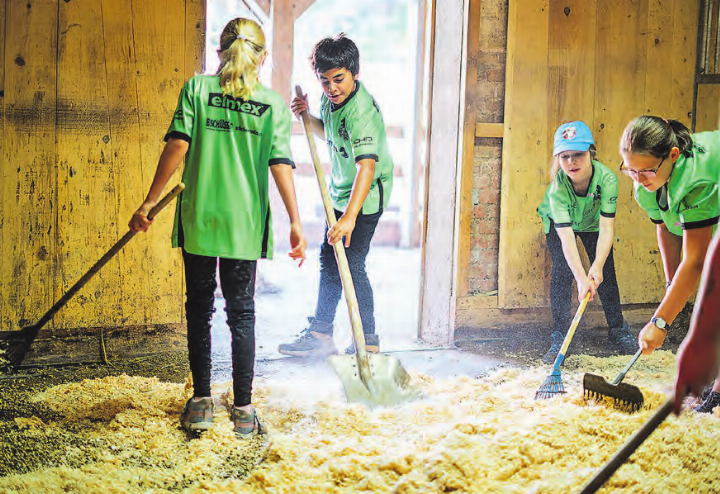 Auch bei der Stallarbeit wurde fleissig angepackt. (Bilder: zVg.)
