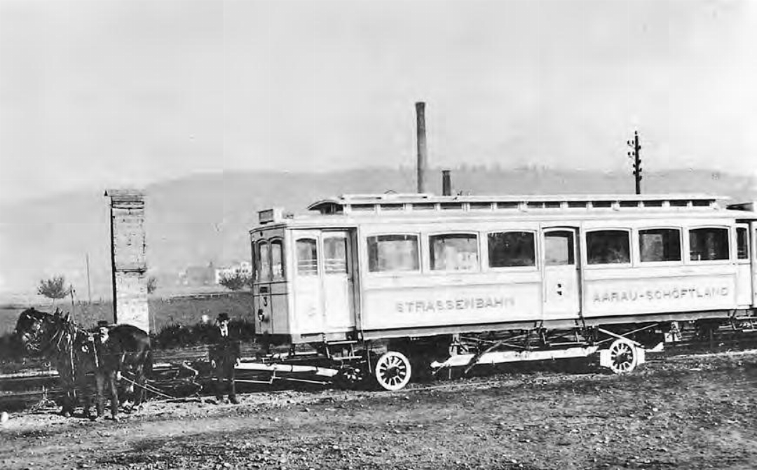 1901, Anlieferung des Fahrzeugs Nr. 3 der Strassenbahn CFe 2/4 der Aarau-Schöftland-Bahn (AS). (Bilder: zVg.) 1901, Anlieferung des Fahrzeugs Nr. 3 der Strassenbahn CFe 2/4 der Aarau-Schöftland-Bahn (AS). (Bilder: zVg.)