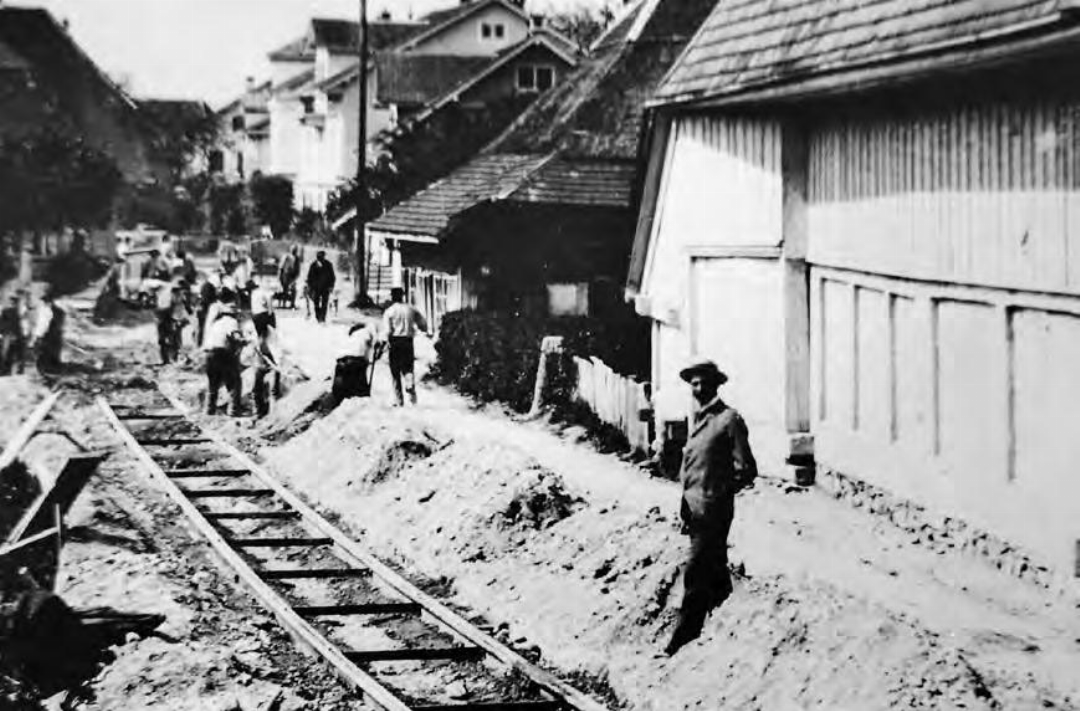 Gleisbau in Menziken. 1903 im Bereich der alten Poststrasse. Gleisbau in Menziken. 1903 im Bereich der alten Poststrasse.