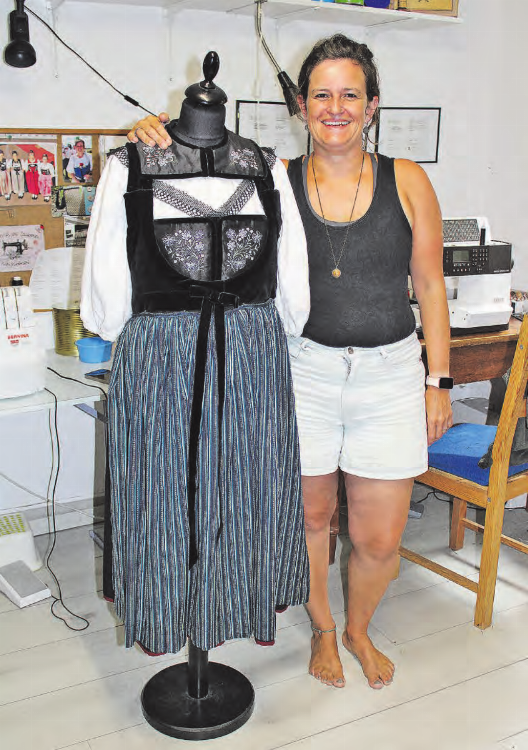 Wenn die künftige Trachtenträgerin ebenso strahlend lacht wie die Schneiderin, sieht der Look gleich noch schöner aus. Wenn die künftige Trachtenträgerin ebenso strahlend lacht wie die Schneiderin, sieht der Look gleich noch schöner aus.