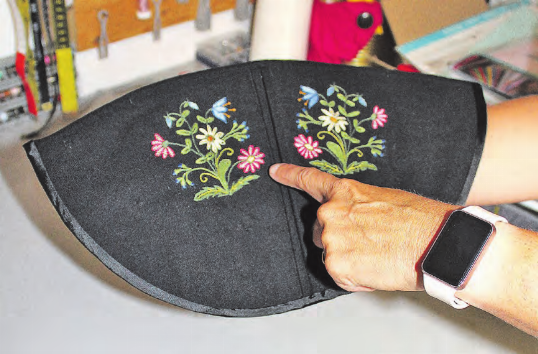 Die verschiedenen Stickereien einer Tracht sind nicht nur schön anzusehen, sie stellen eigene Kunstwerke dar. (Bilder: Graziella Jämsä) Die verschiedenen Stickereien einer Tracht sind nicht nur schön anzusehen, sie stellen eigene Kunstwerke dar. (Bilder: Graziella Jämsä)