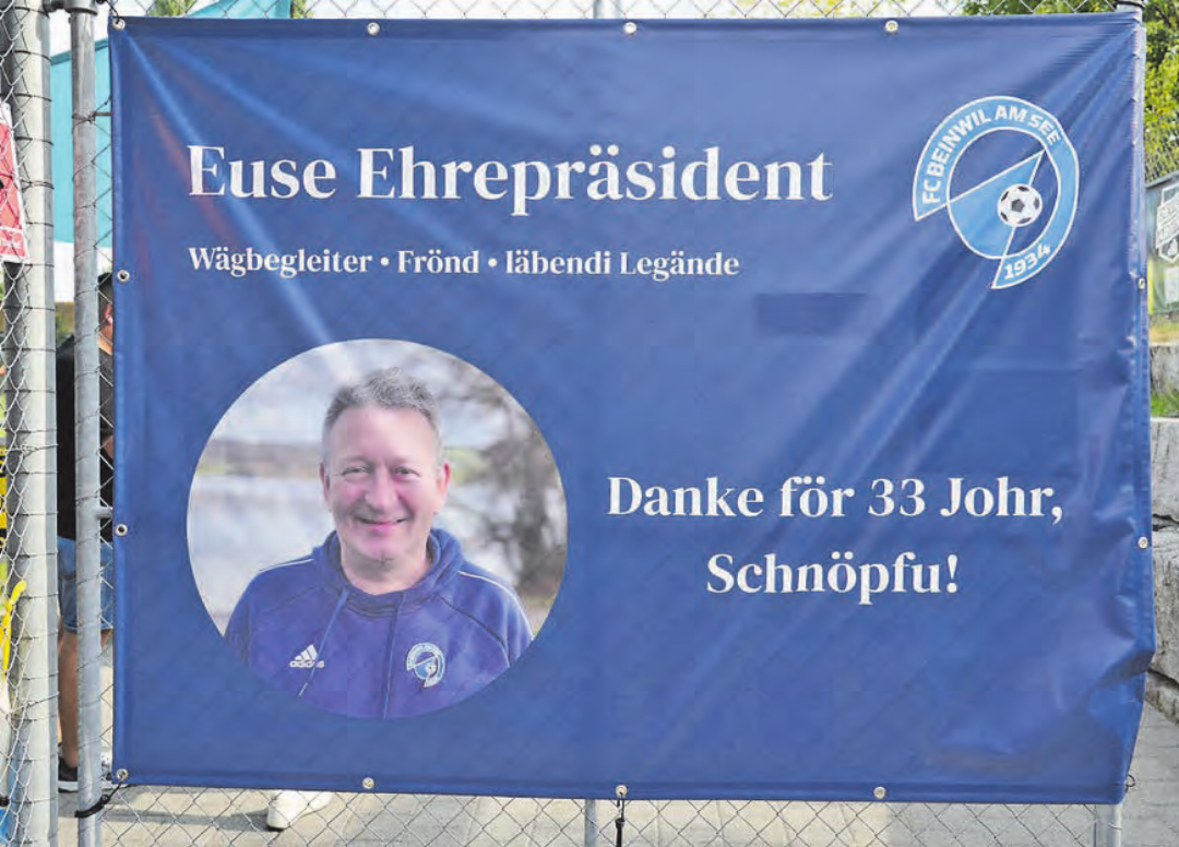 Eine Gratulation für den Ehrenpräsidenten des FC. (Bilder: Beni Fankhauser) Eine Gratulation für den Ehrenpräsidenten des FC. (Bilder: Beni Fankhauser)